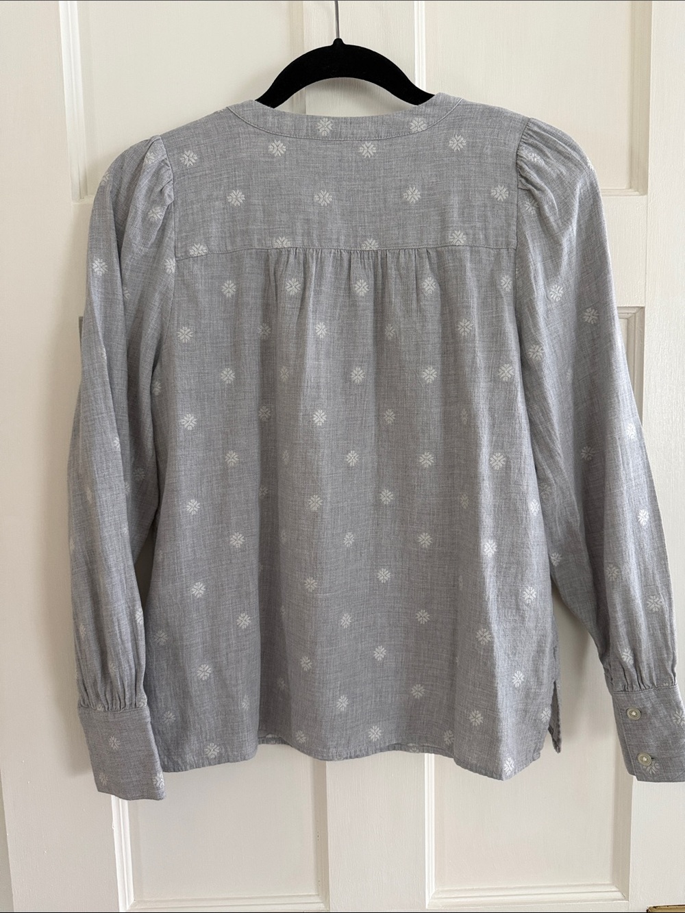 ❄️ Loft light gray/white snowflake print top. Size S. - Picture 2 of 10